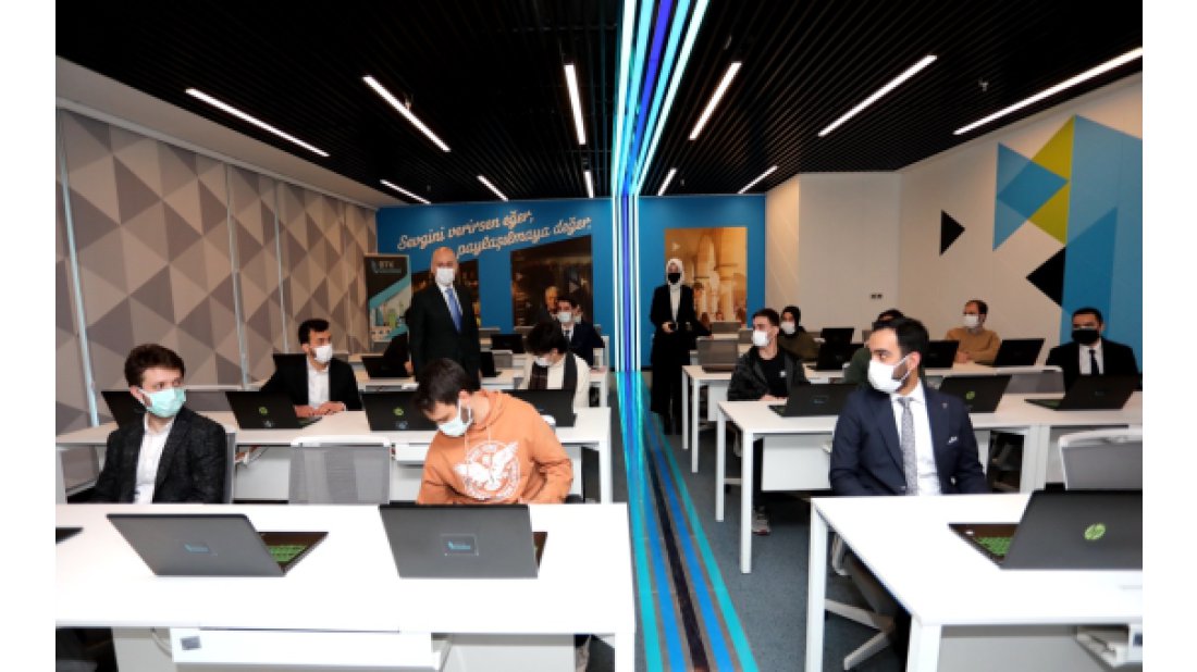 Bakan Karaismailoğlu, BTK Uluslararası Siber Olaylara Müdahale Merkezi ziyareti kapsamında gençlerle bir araya geldi