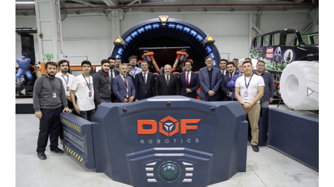 Bakan Varank, Sanal gerçeklik gözlüğü takarak, mekanik hareket simulatörünü test etti