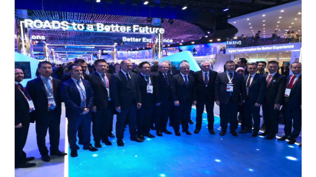 Bakanı Ahmet Arslan, Huawei standını ziyaret etti