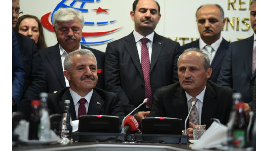 Bakan Turhan bayrağı devraldı