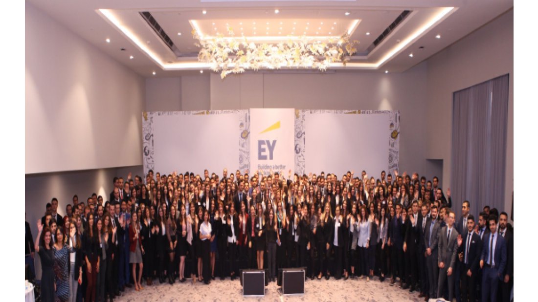 EY Türkiye, 300 mezunu bünyesine kattı