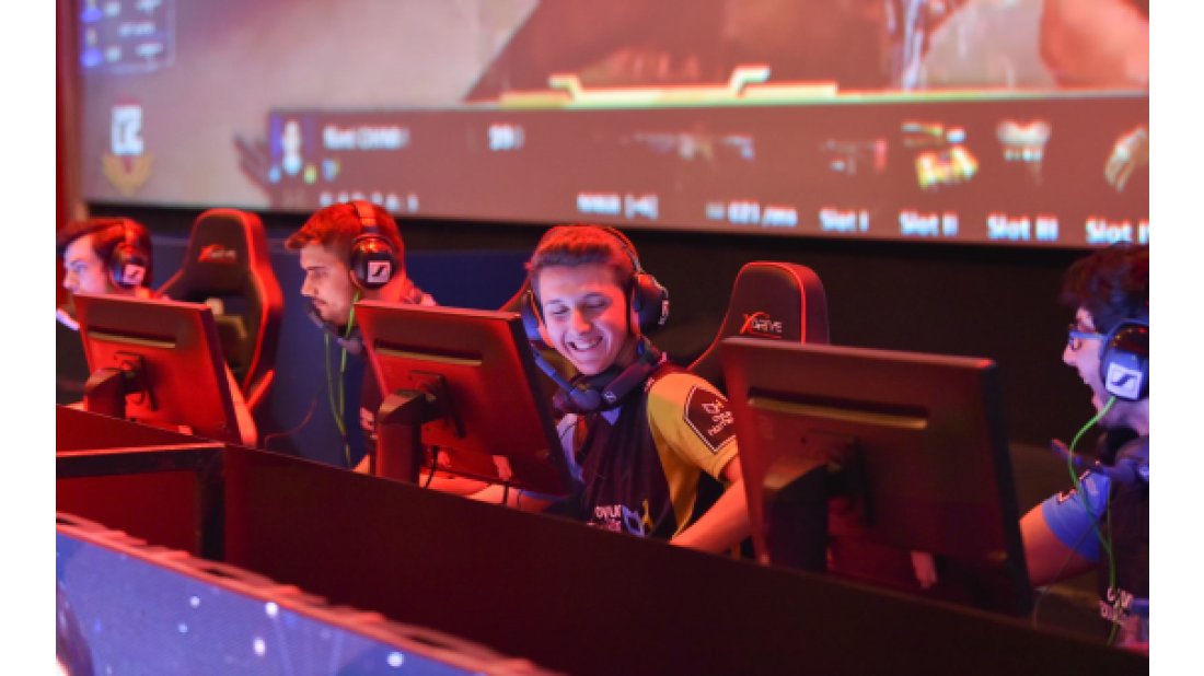 Fenerbahçe ve Galatasaray rekabeti Espor’da sürüyor