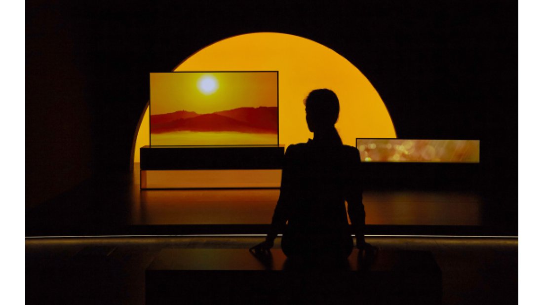 LG’nin kıvrılabilir OLED TV’si Milano Tasarım Haftası’nda parladı