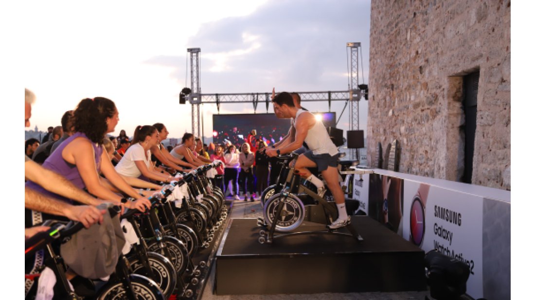 Samsung, pedallayarak Kız Kulesi'ni renklendirdi