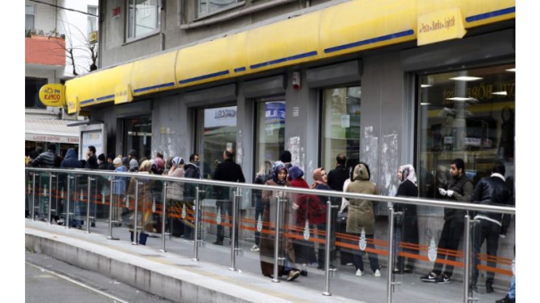 Yaşanan yoğunluk nedeniyle PTT şubelerine kapatma
