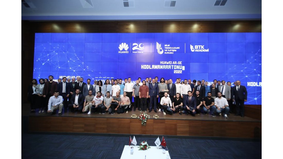 Kodlama Maratonu’nda başarılı gençler ipi göğüsledi