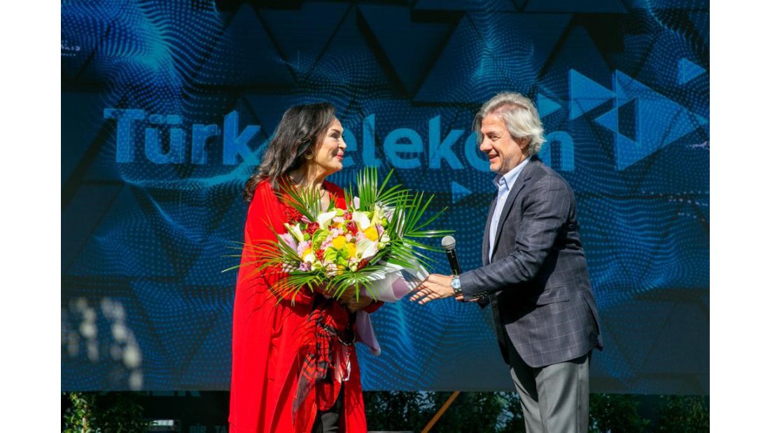 Türk Telekom Yeşilçam’ın sultanı Türkan Şoray’ı hayranlarıyla buluşturdu