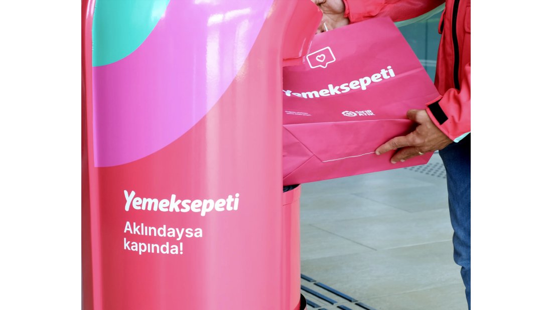 Yemeksepeti’nin Yemek Teslimat Robotu YEBO, Akasya’da hizmete başladı    